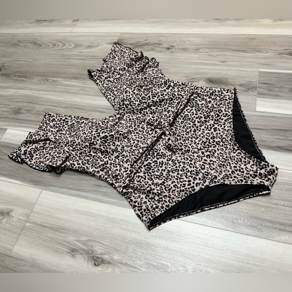 Leopard Print Ruffle Swimsuit - Picture 2 of 4